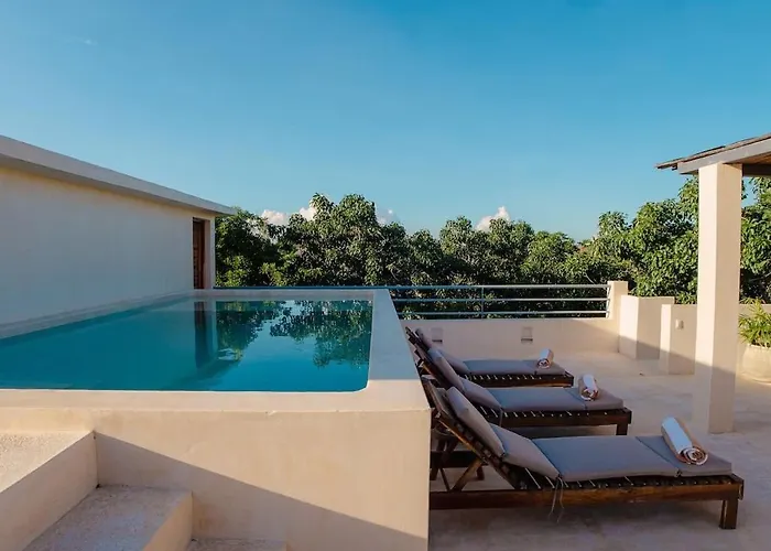 Elegant 3br Penthouse Haven With Private Rooftop Pool & Jungle Views